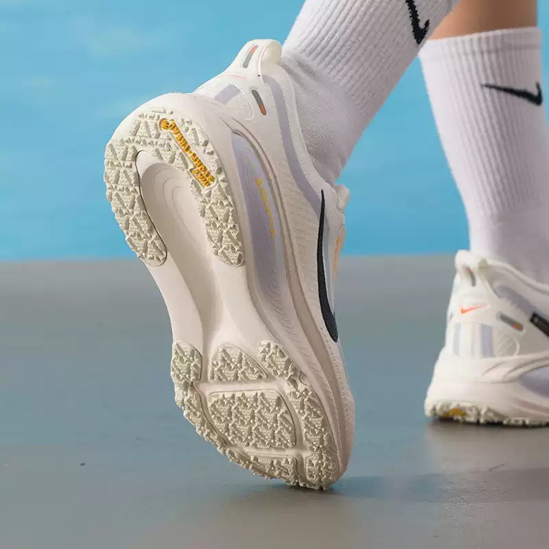 ナイキ レディースシューズ オリジナル 軽量 ロードランニン - Lightweight Road Running Shoes のレビューと価格